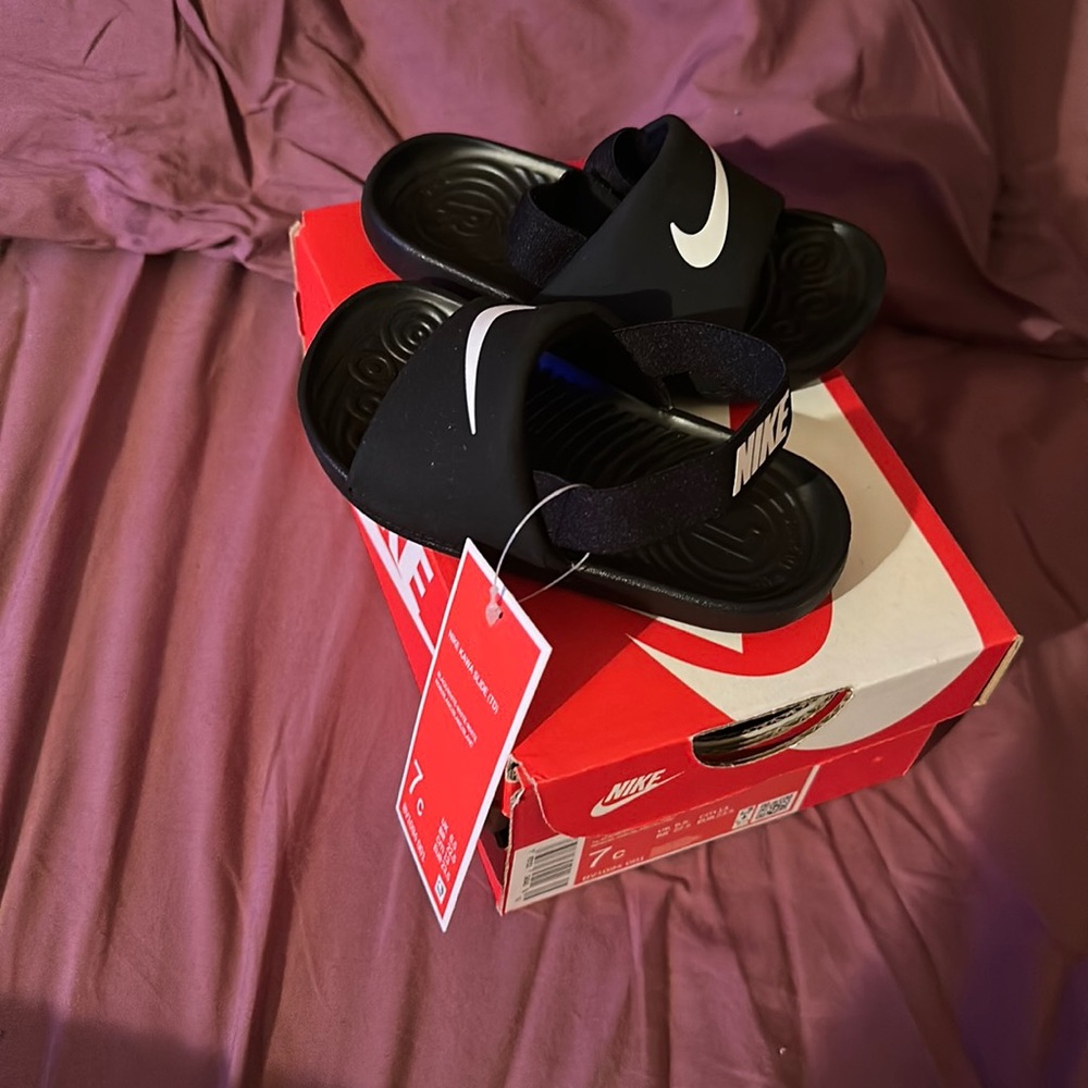 Brand New Nike slippers for toddlers size 7